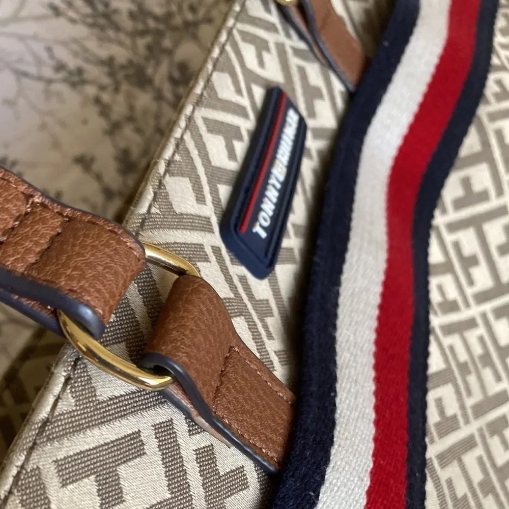 TOMMY HILFIGER brown logo monogram tote. - Picture 4 of 12